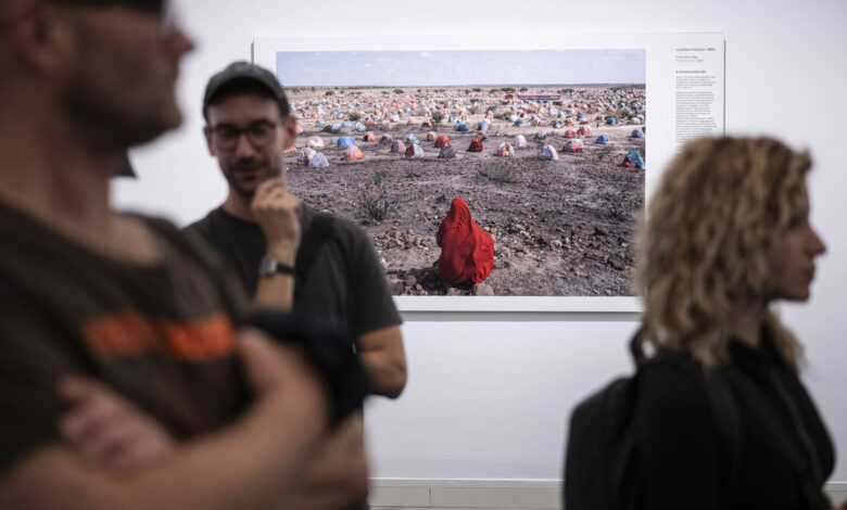 Hungría: Despiden a director de museo por violar ley anti-LGBTQ+