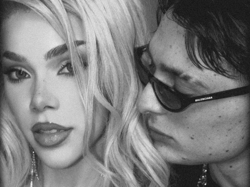 Peso Pluma y Kenia Os se convierten en «Tommy y Pamela» en nuevo videoclip