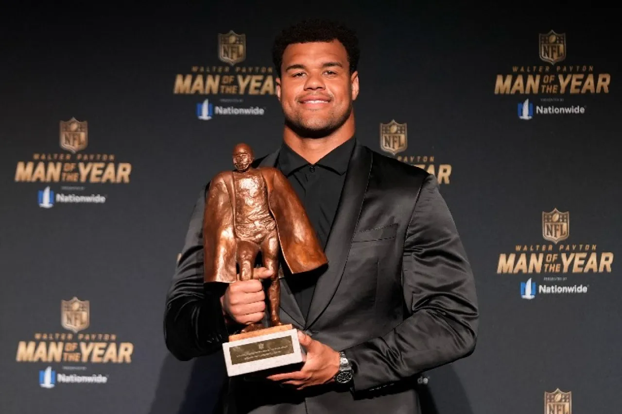 Arik Armstead se lleva al Premio Walter Peyton al Hombre del Año