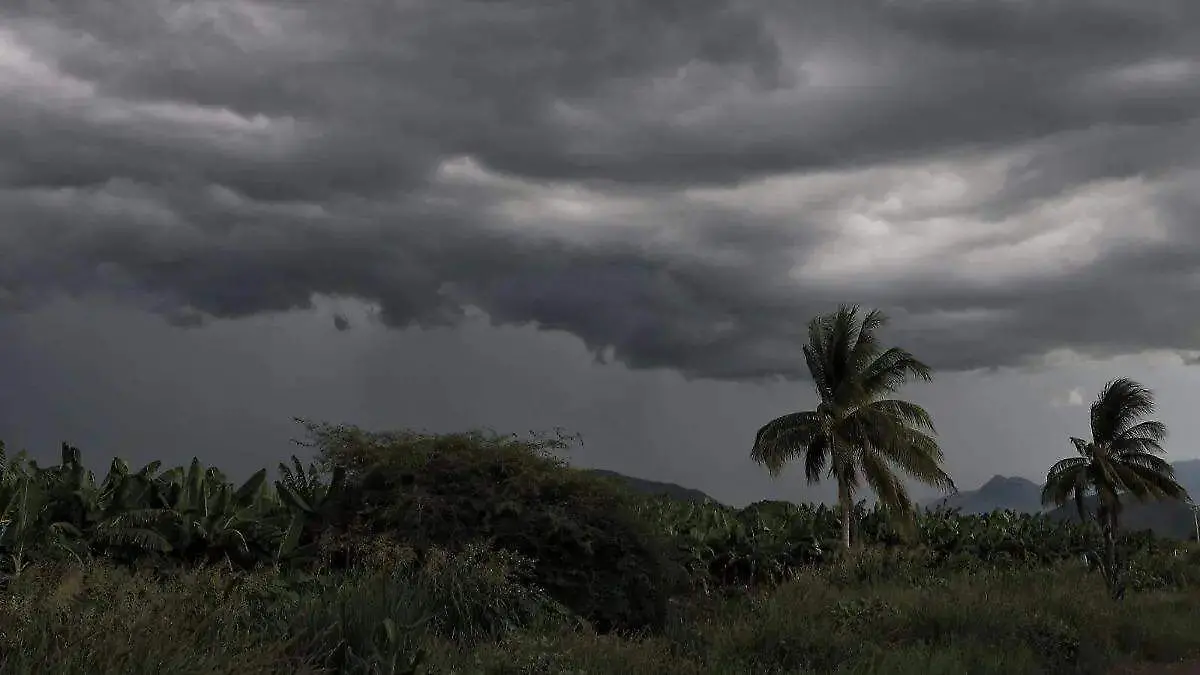 Huracán «Erick» se disipará en Michoacán, prevén deslaves e inundaciones