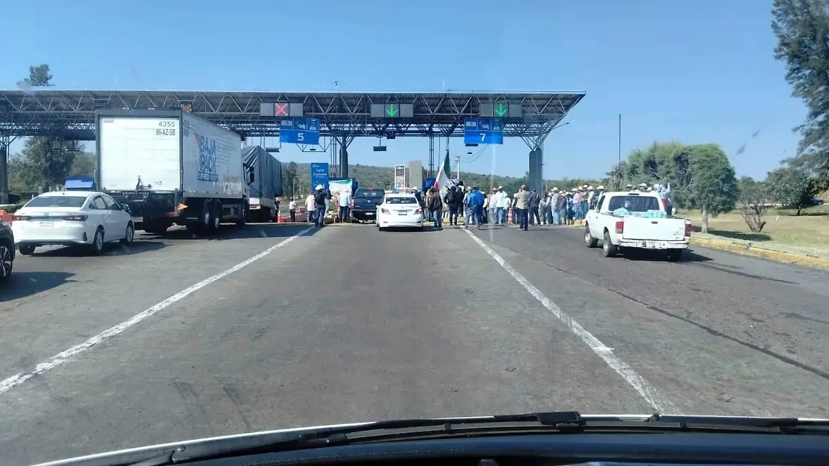 Por segundo día consecutivo, campesinos mantienen bloqueos en carreteras de Michoacán